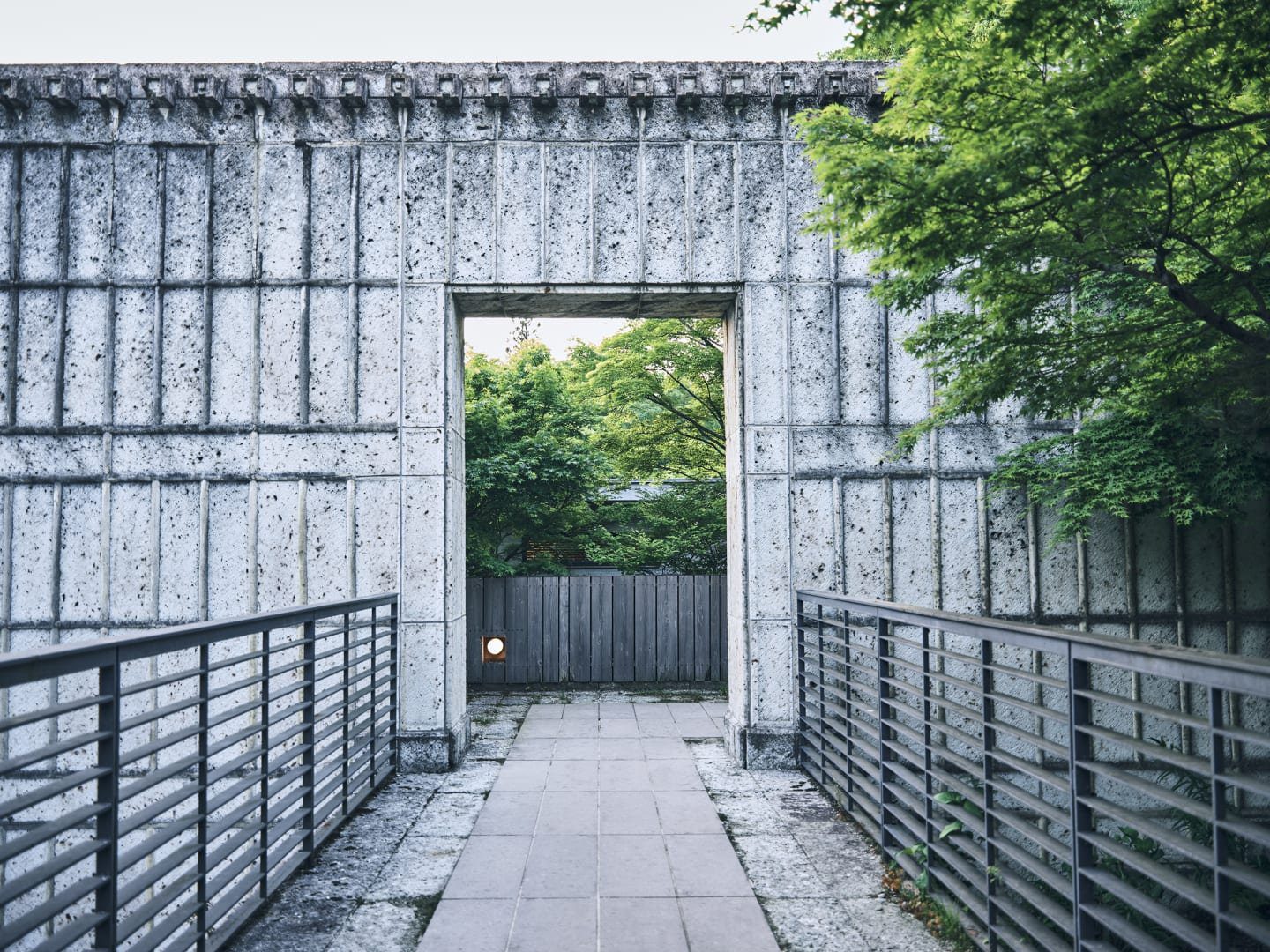 星野集團 RISONARE 那須 石牆門框與通往館內的石板步道