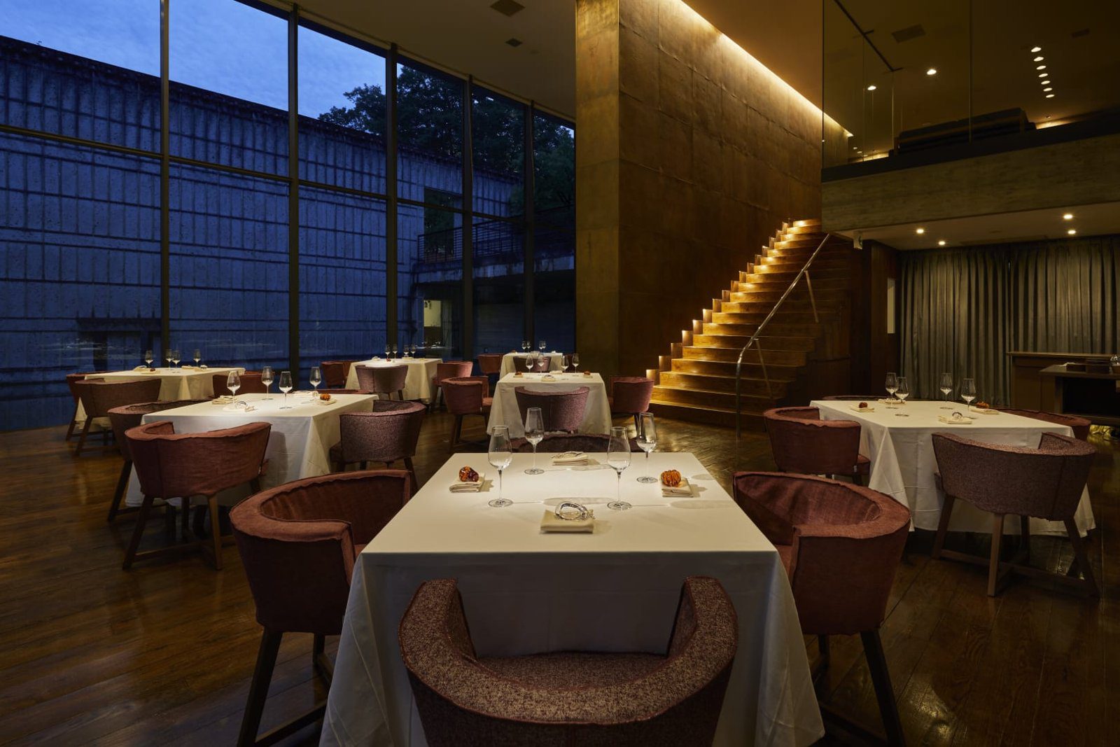 星野集團 RISONARE 那須 OTTO SETTE NASU 的挑高用餐區與木樓梯
