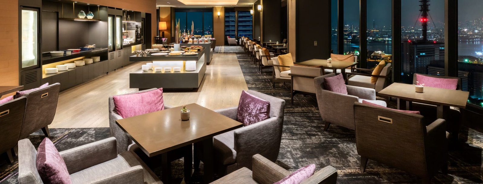 星野集團 RISONARE 大阪 頂樓 Club Lounge 的座位、餐檯與窗景