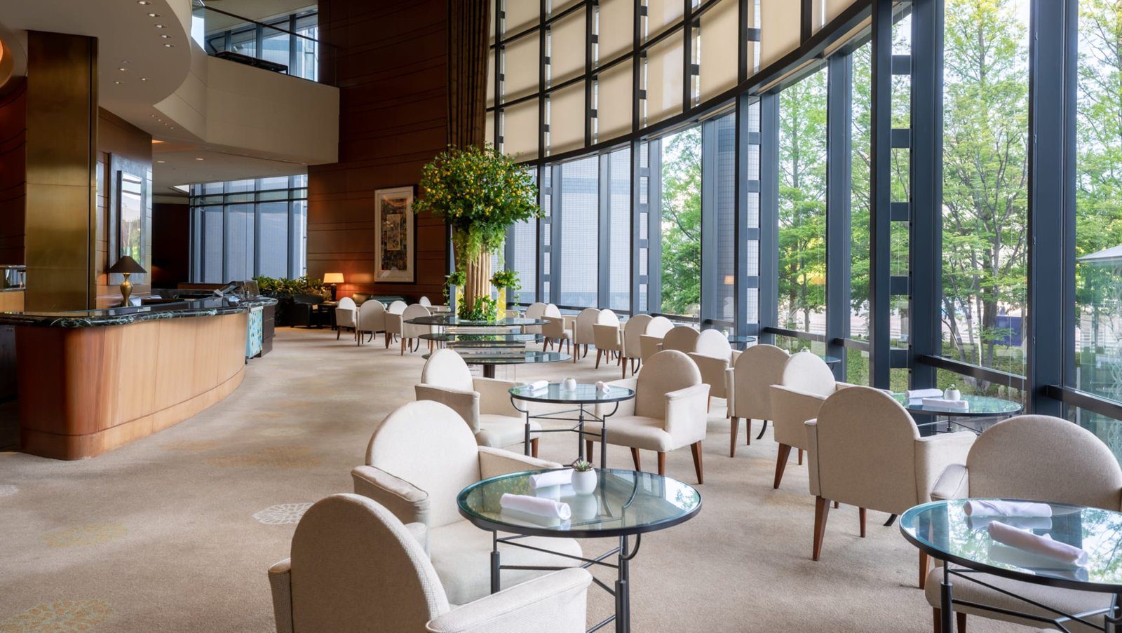 星野集團 RISONARE 大阪 Lobby Lounge 的白色扶手椅與挑高落地窗