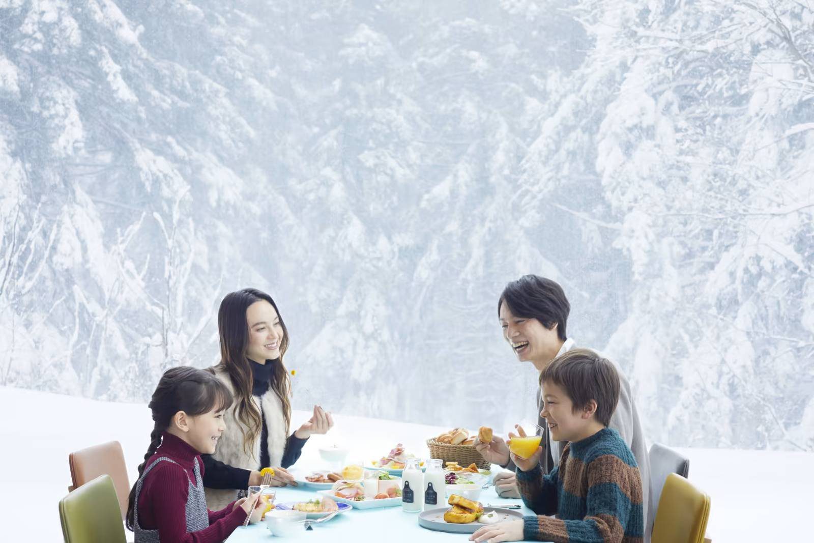 星野集團 RISONARE Tomamu 雪林旁一起吃早餐的一家人
