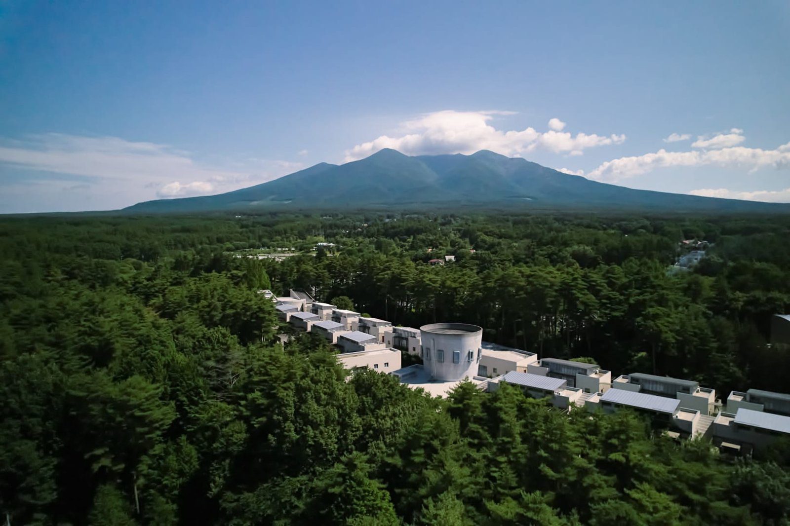 星野集團 RISONARE 八岳 森林中的度假村建築與後方的八岳