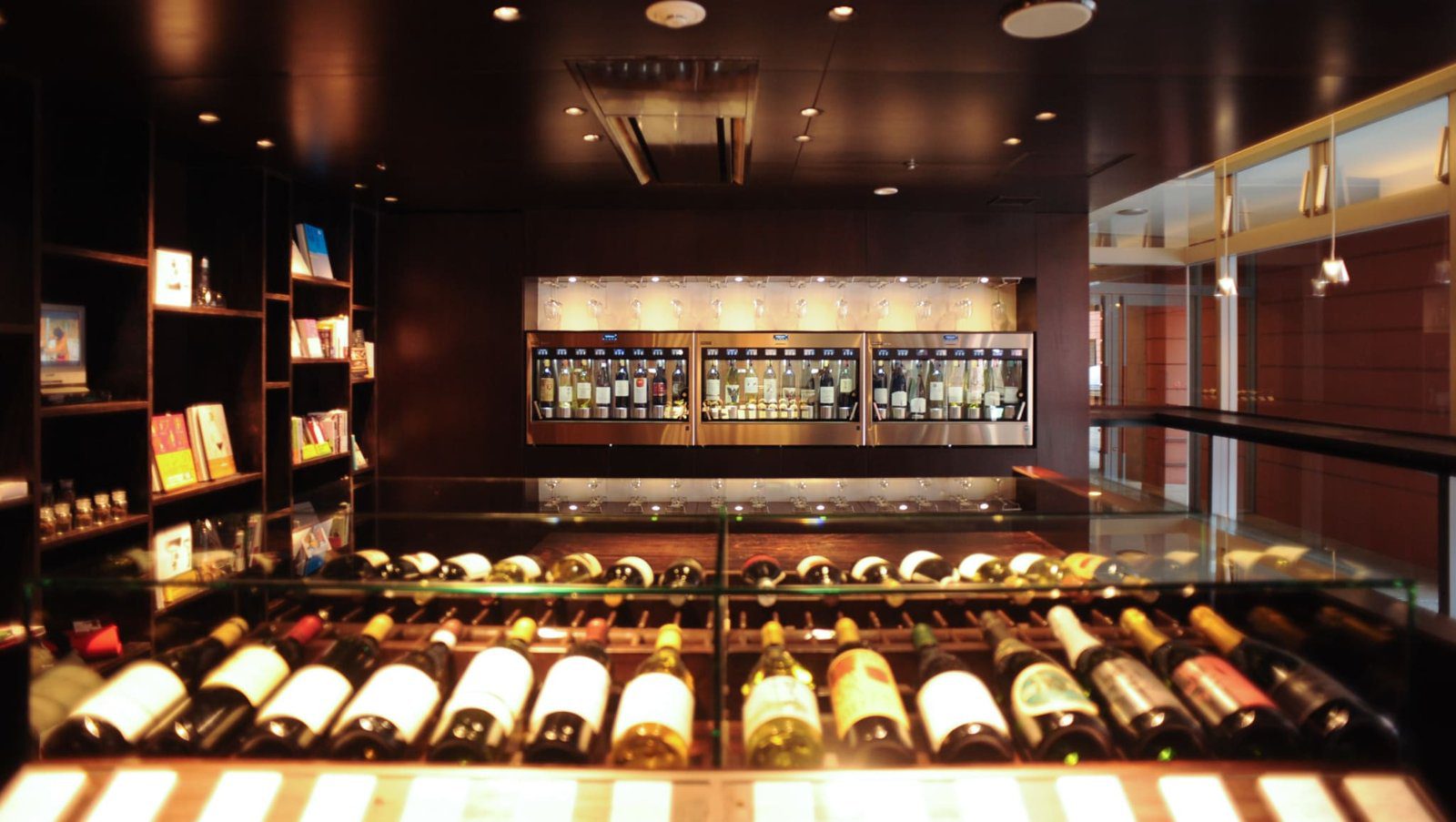 星野集團 RISONARE 八岳 八岳 Wine House 的試飲酒機與酒櫃