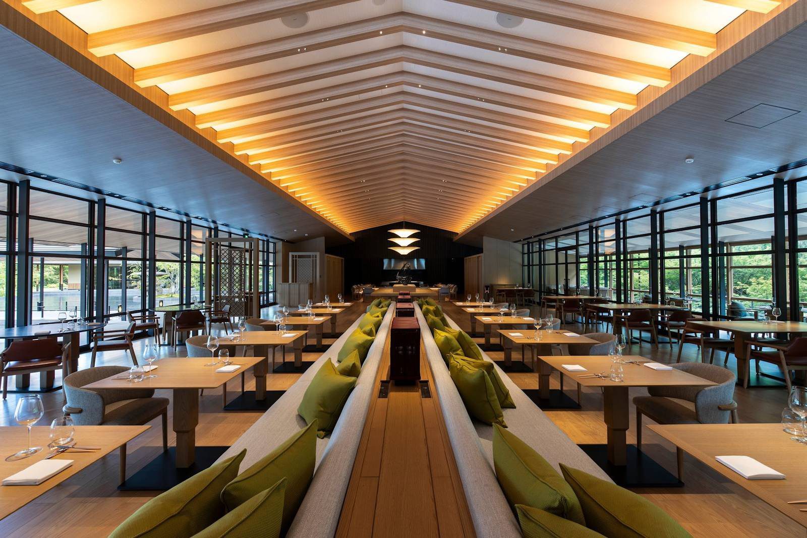 京都 ROKU 酒店 TENJIN 全日餐廳的挑高木構用餐區