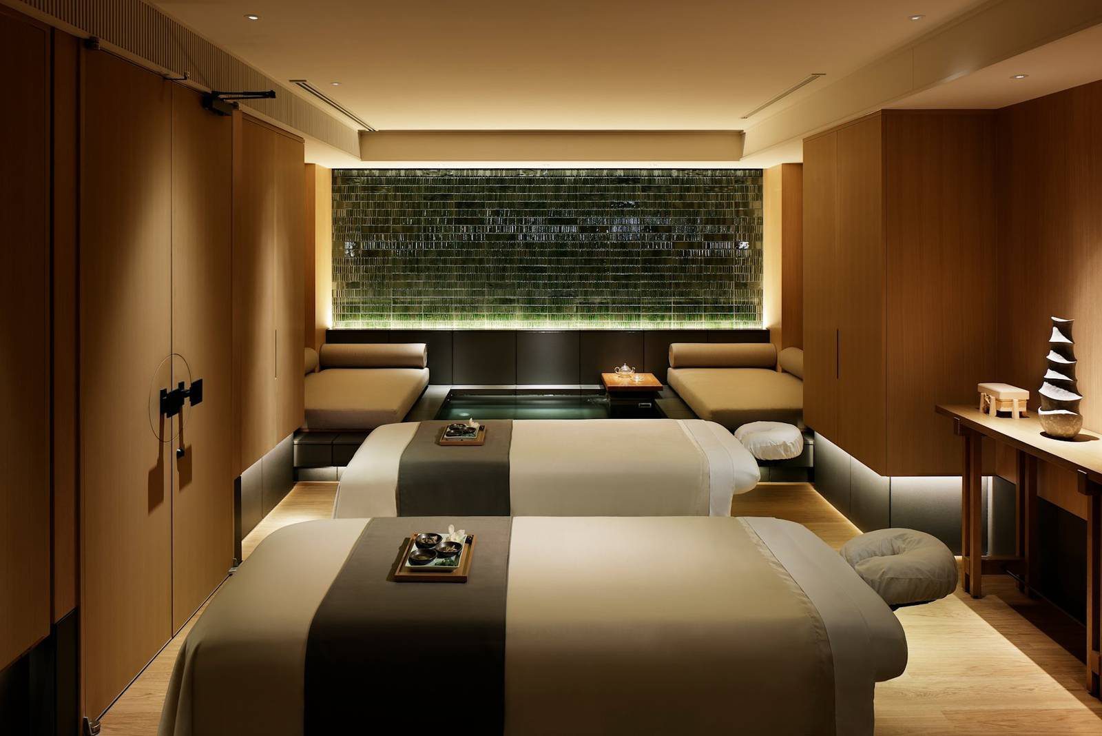 京都 ROKU 酒店 THE ROKU SPA 的雙人療程室與綠植牆