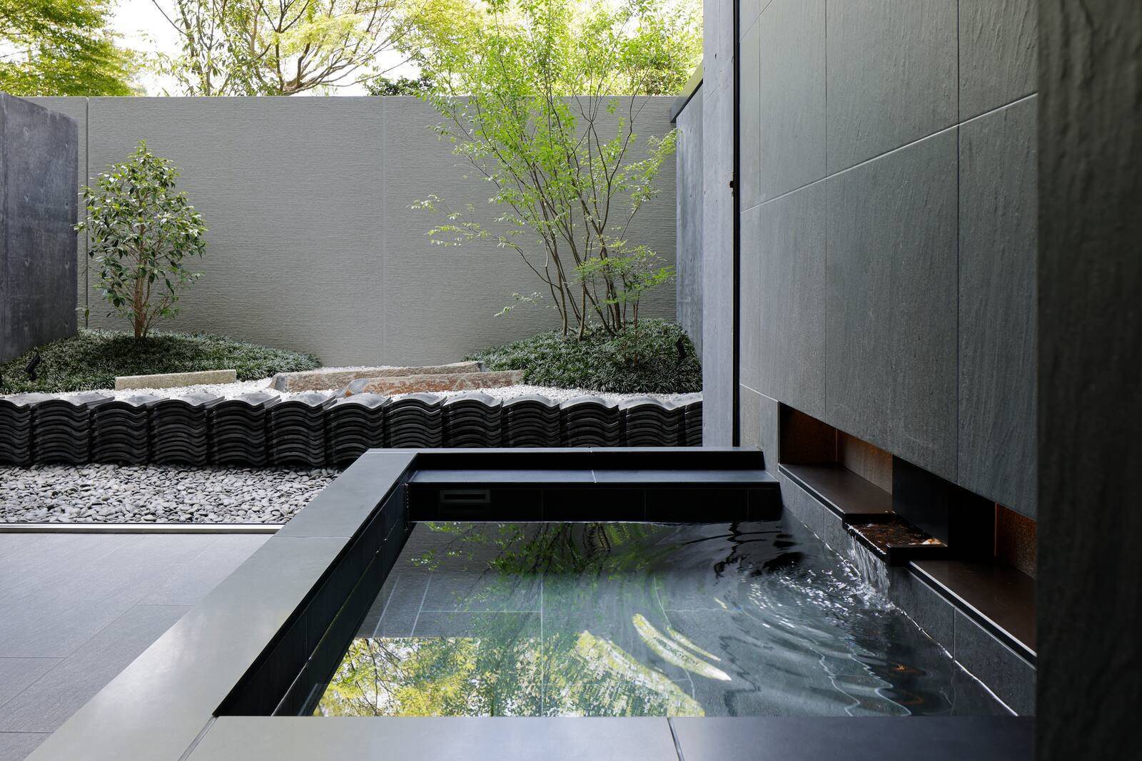 京都 ROKU 酒店 Garden Deluxe 客房的戶外溫泉浴池與庭園