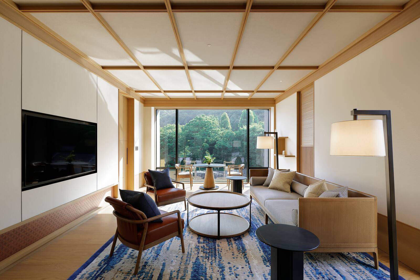 京都 ROKU 酒店 Peak Suite 的起居區與山景窗
