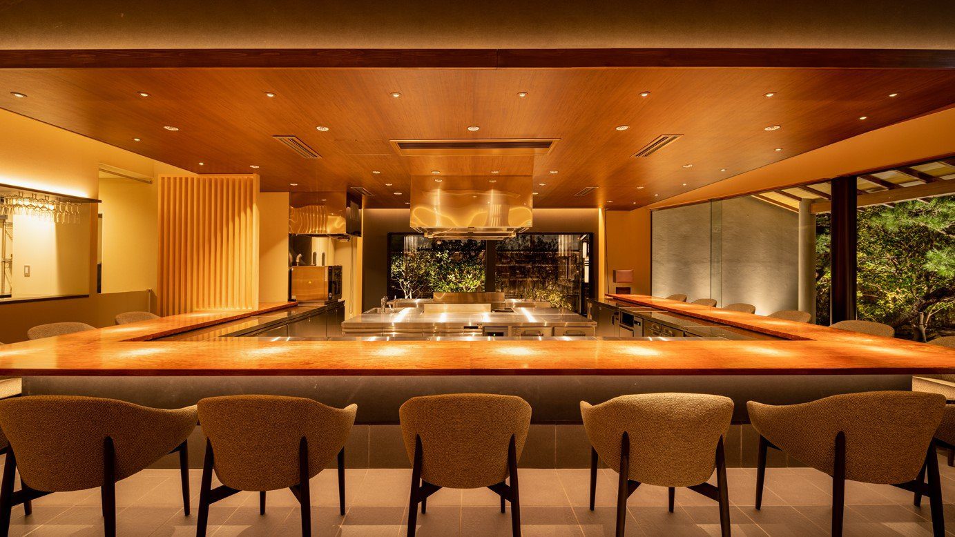 Ryokan 尾道西山 餐廳ようそろ的開放廚房吧檯
