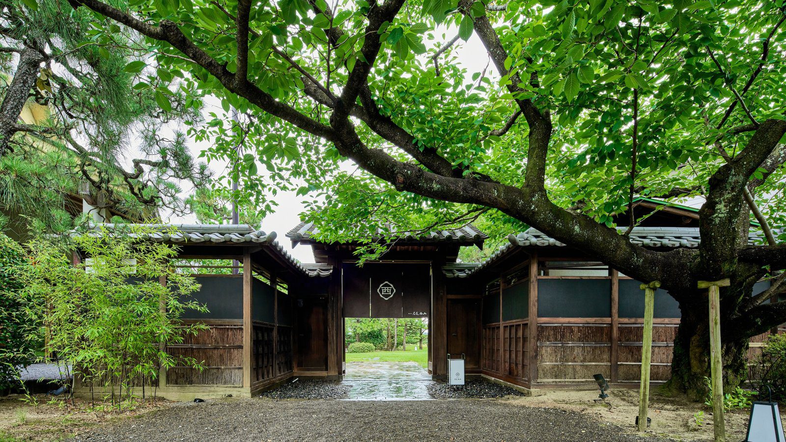 Ryokan 尾道西山 夏日綠蔭下的尾道西山正門