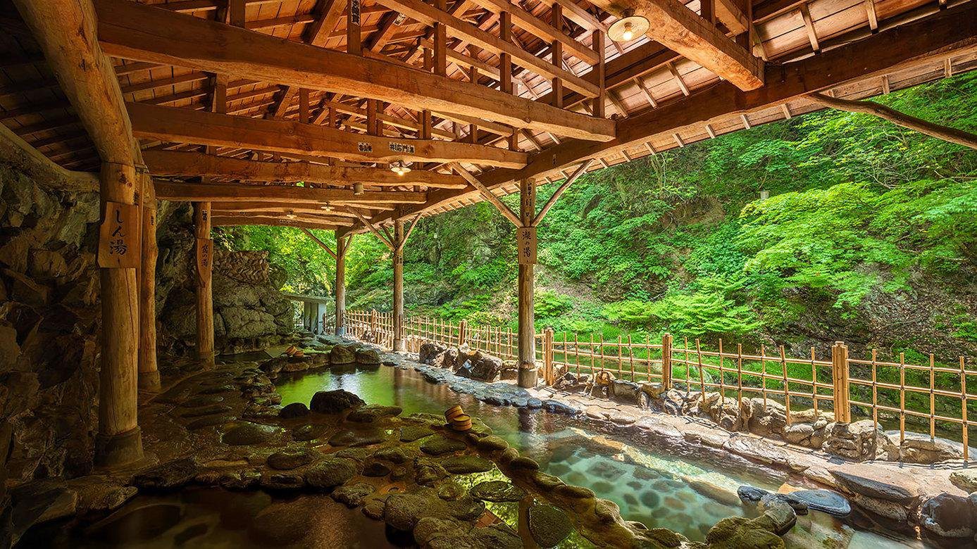 作並溫泉 鷹泉閣岩松旅館 沿88階木造階梯直下廣瀨川溪谷，天然湧出天然岩風呂