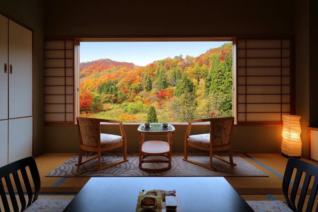 仙峽之宿 銀山莊 和室窗邊對望溪谷紅葉