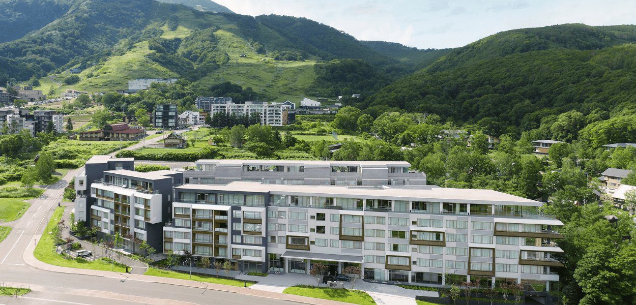 二世古 Setsu Niseko 夏季的飯店外觀與門前道路