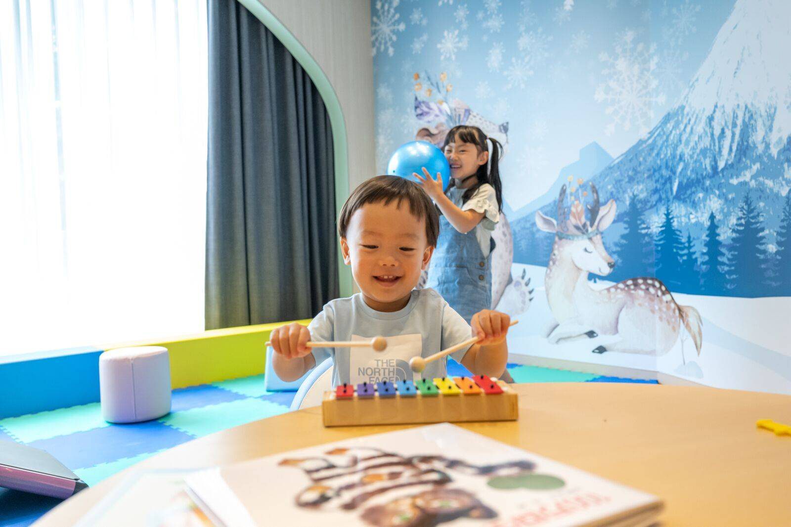二世古 Setsu Niseko 兒童遊戲室裡玩木琴的小朋友