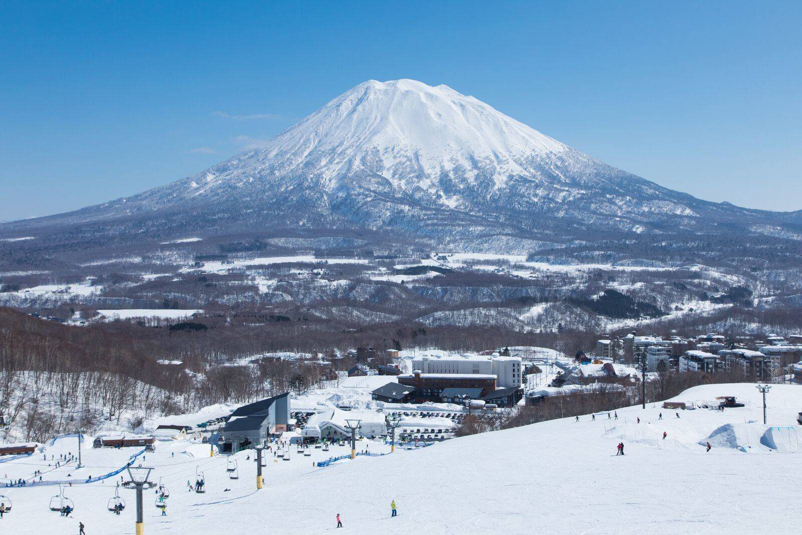 二世古 Setsu Niseko 比羅夫滑雪場的纜車與遠方的羊蹄山