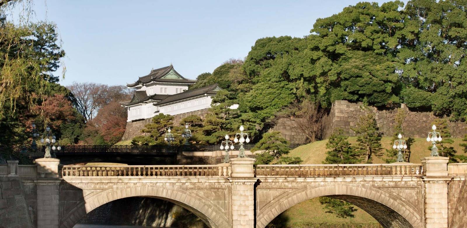 東京香格里拉酒店|皇居外苑二重橋、石垣與伏見櫓,畫面為飯店客房可遠眺的皇居景觀而非飯店園區