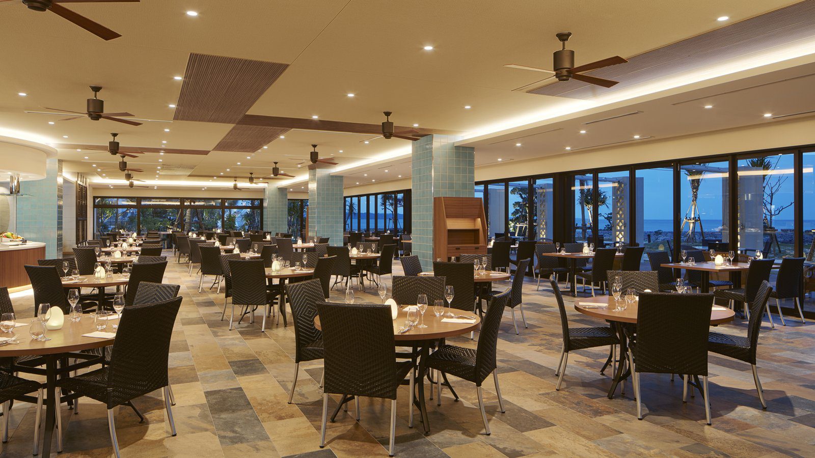 沖繩太陽碼頭喜來登度假酒店 The Grill 面海的用餐區