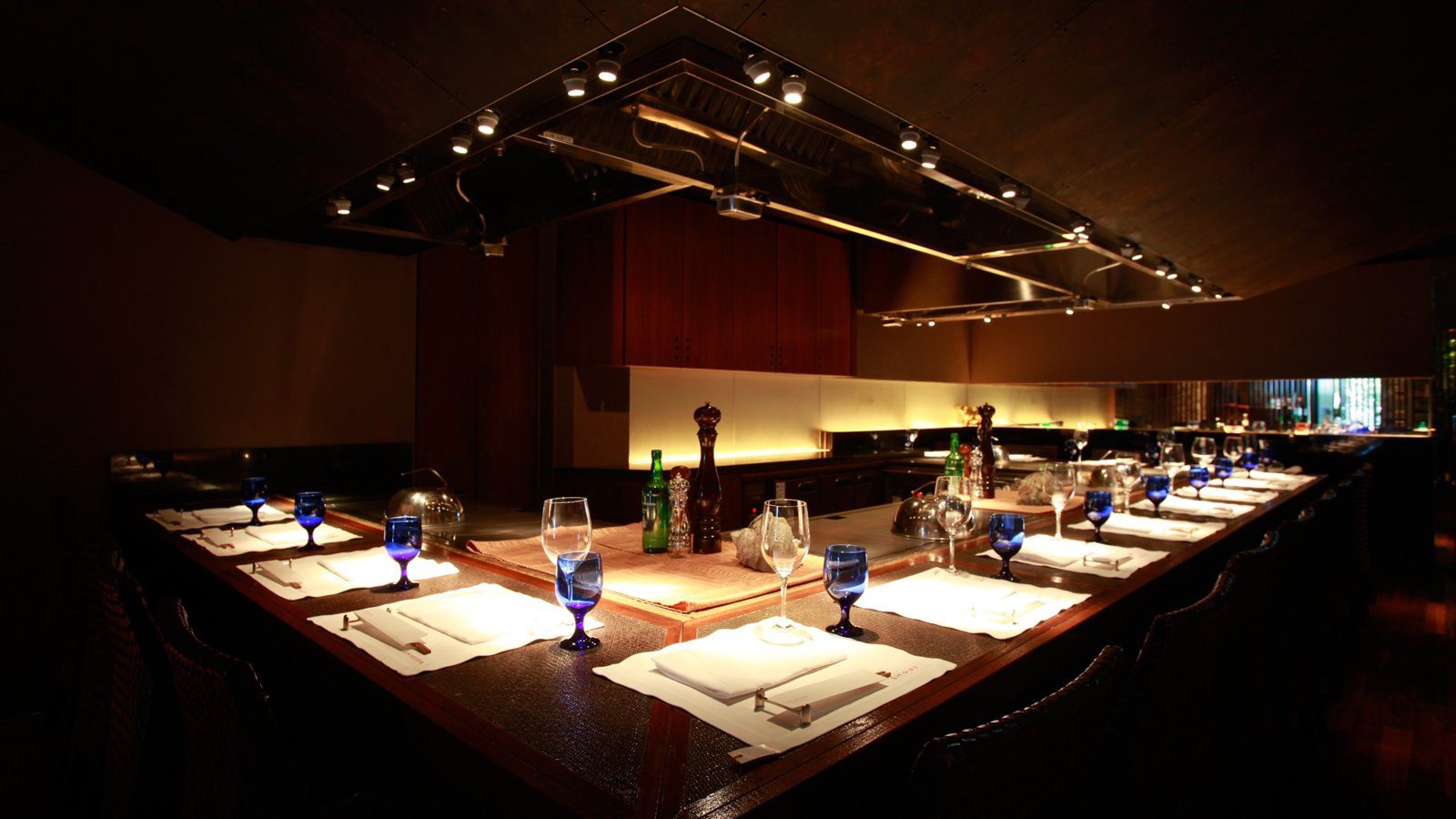 宮古島 Shigira Bayside Suite Allamanda Maralunga 鐵板燒的吧台座位