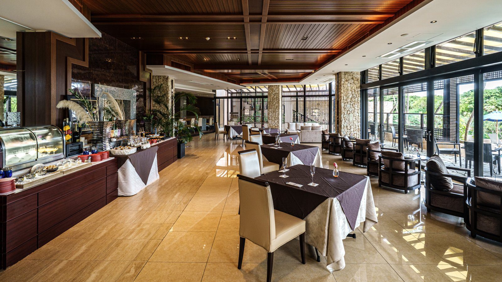 宮古島 Shigira Bayside Suite Allamanda Allamanda Lounge 的輕食櫃與座位