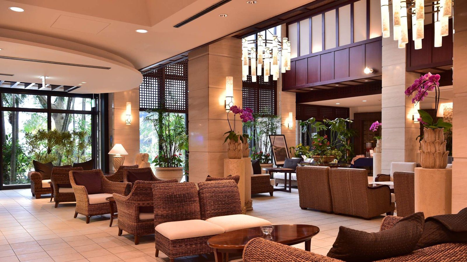 宮古島 Shigira Bayside Suite Allamanda 本館挑高大廳的沙發座位