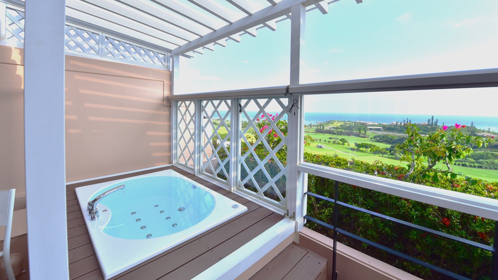 宮古島 Shigira Bayside Suite Allamanda 按摩浴缸套房露台上的按摩浴缸與海景