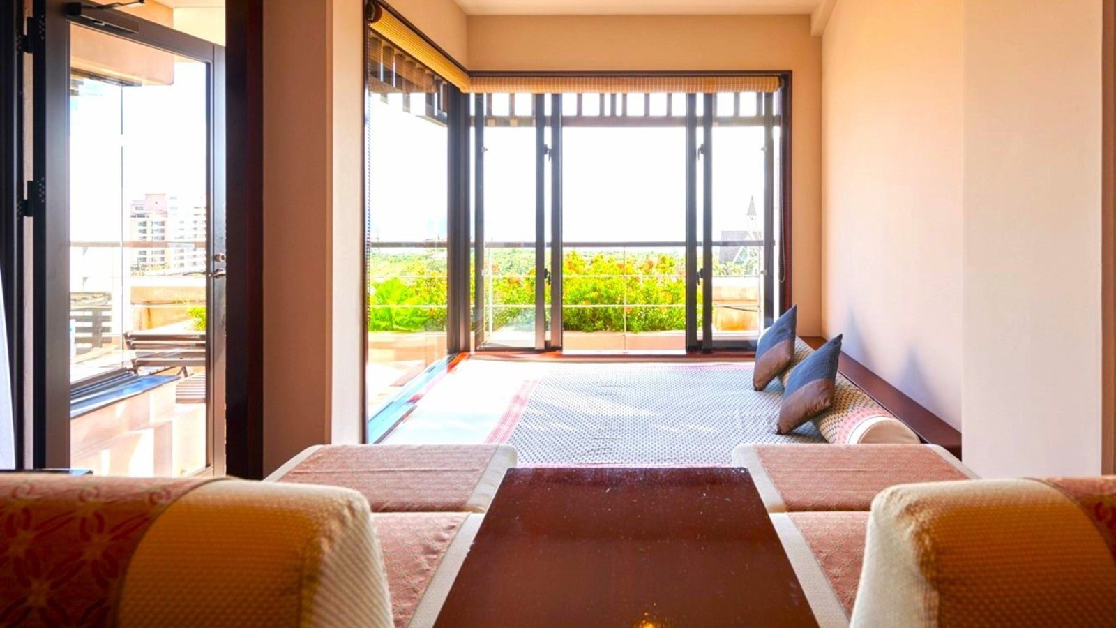 宮古島 Shigira Bayside Suite Allamanda 高級套房窗邊的躺床