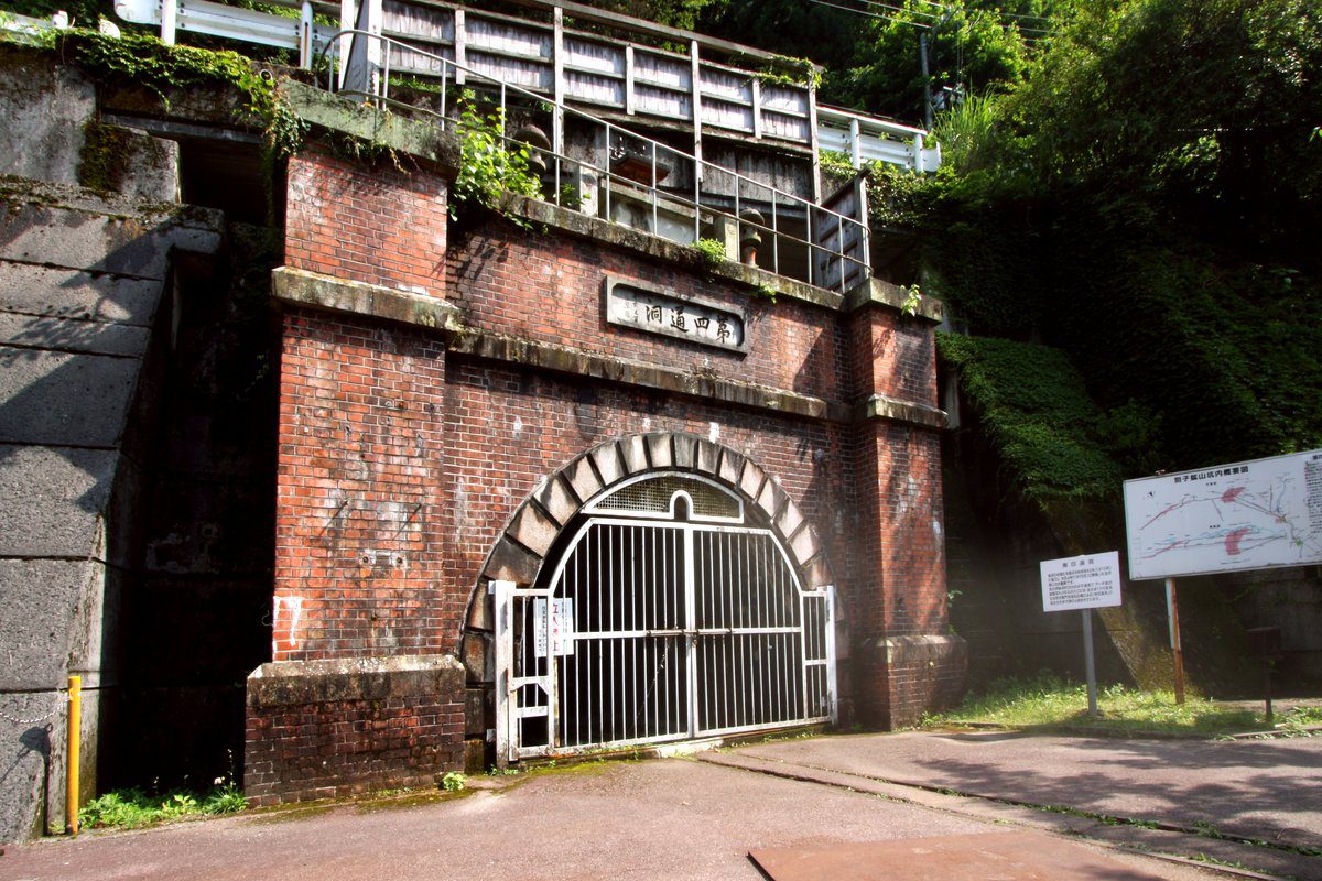 愛媛別子銅山 復刻蒸汽礦山小火車行經觀光坑道與石橋