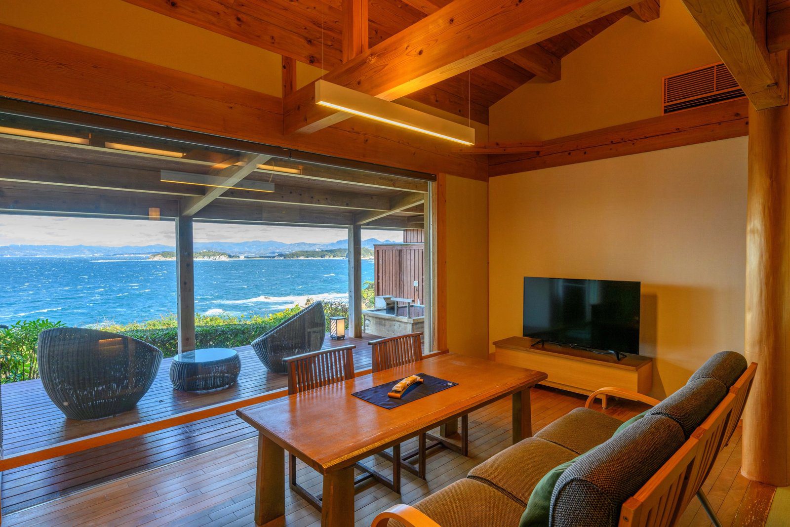 白濱溫泉 濱千鳥之湯 海舟 離屋平屋型的起居室與海景露台