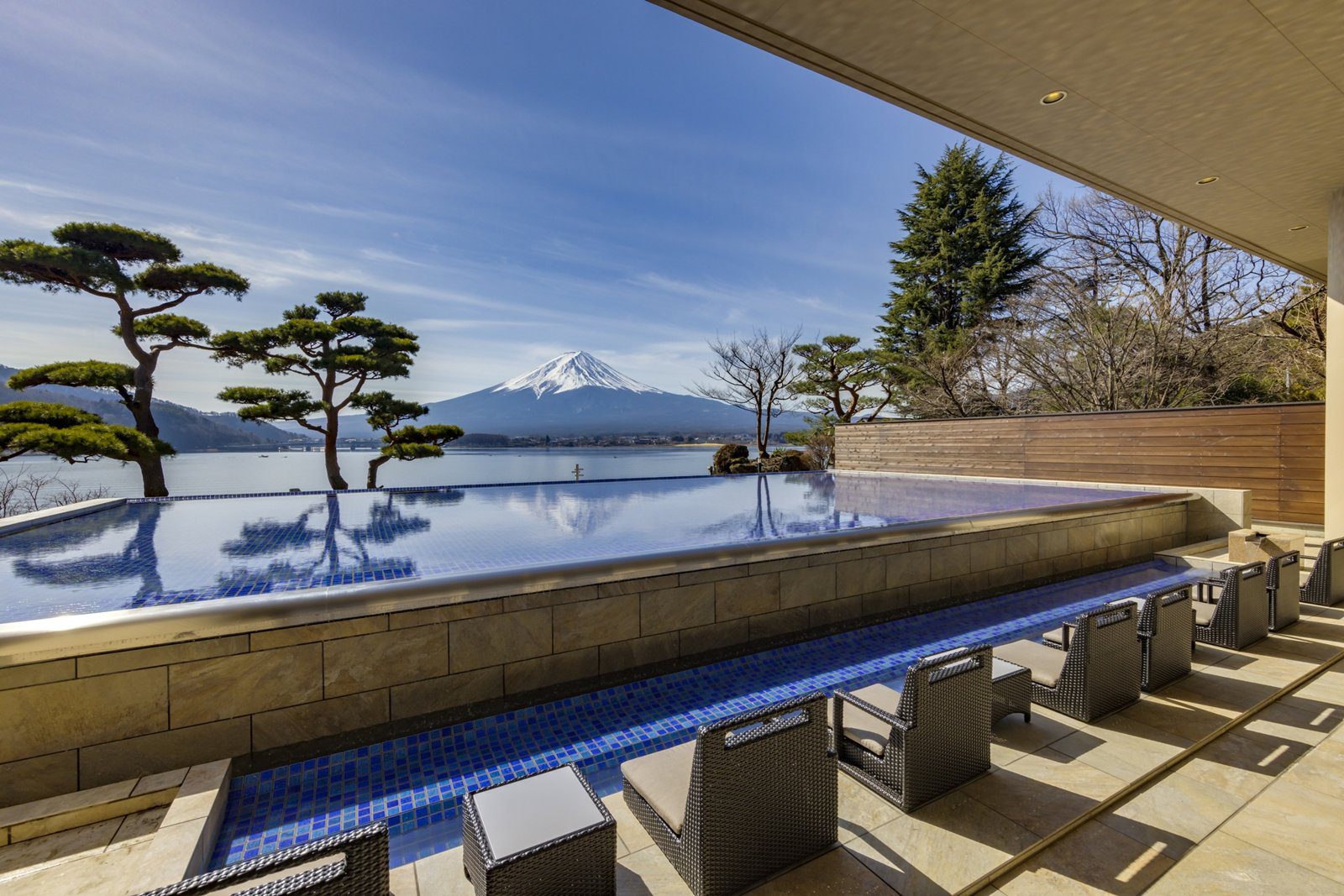 秀峰閣 湖月 富士山眺望足湯露台