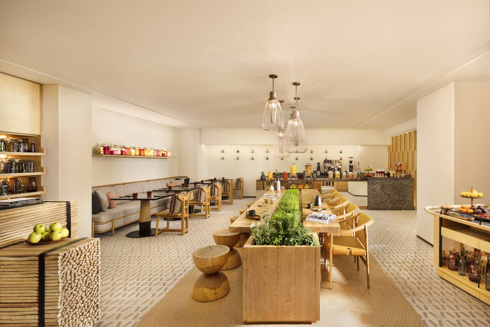 京都六善酒店|Cafe Sekki 的木質吧檯與陳列的甜點