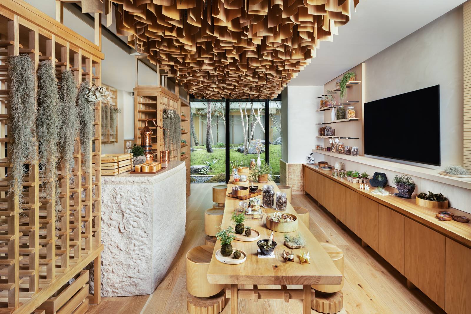 京都六善酒店|Earth Lab 的木架、瓶罐與工作檯