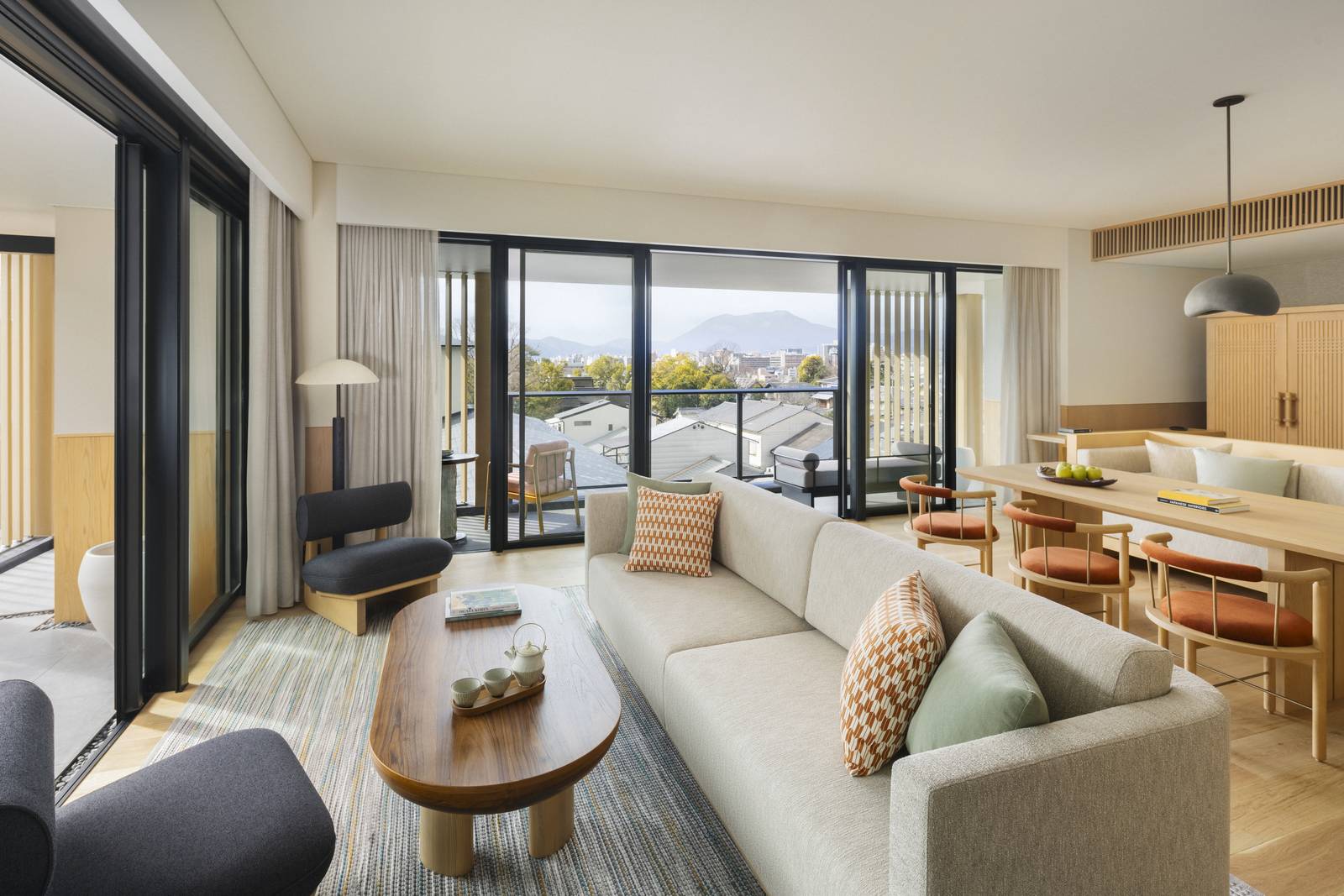 京都六善酒店|Grand Premier Suite 的起居空間、沙發與大面窗