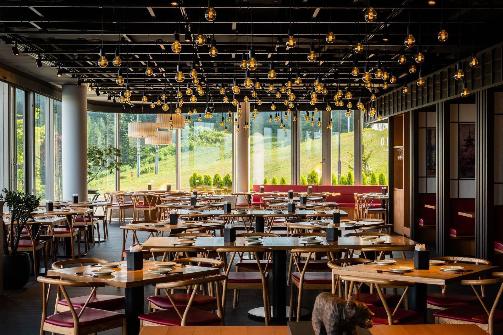 二世古 Skye Niseko Kumo 餐廳的大窗與吊燈