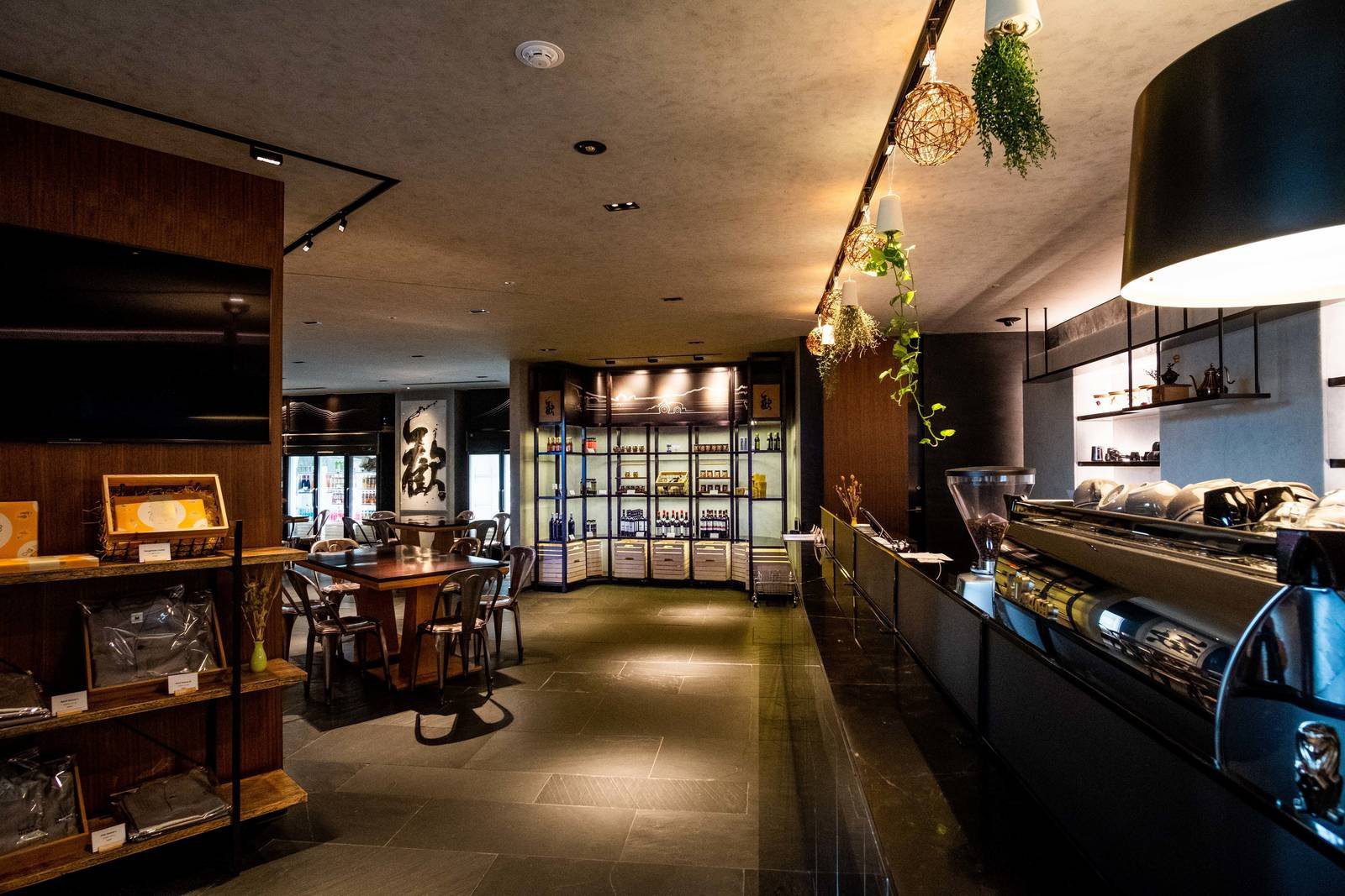 二世古 Skye Niseko Café Deli 的咖啡吧台與商品架
