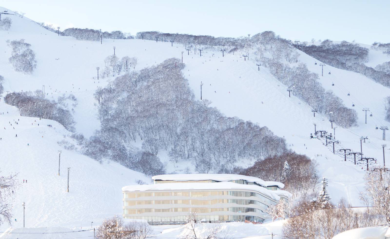 二世古 Skye Niseko 比羅夫雪道與纜車旁的飯店建築
