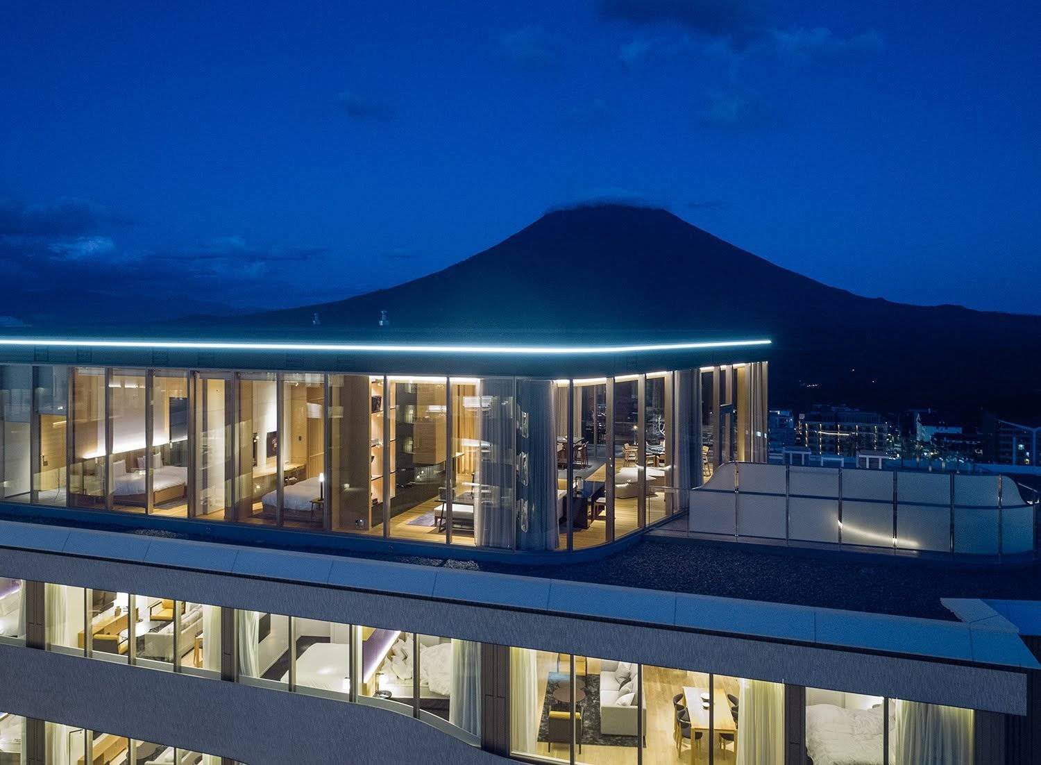 二世古 Skye Niseko 入夜亮燈的頂樓閣樓與後方的羊蹄山