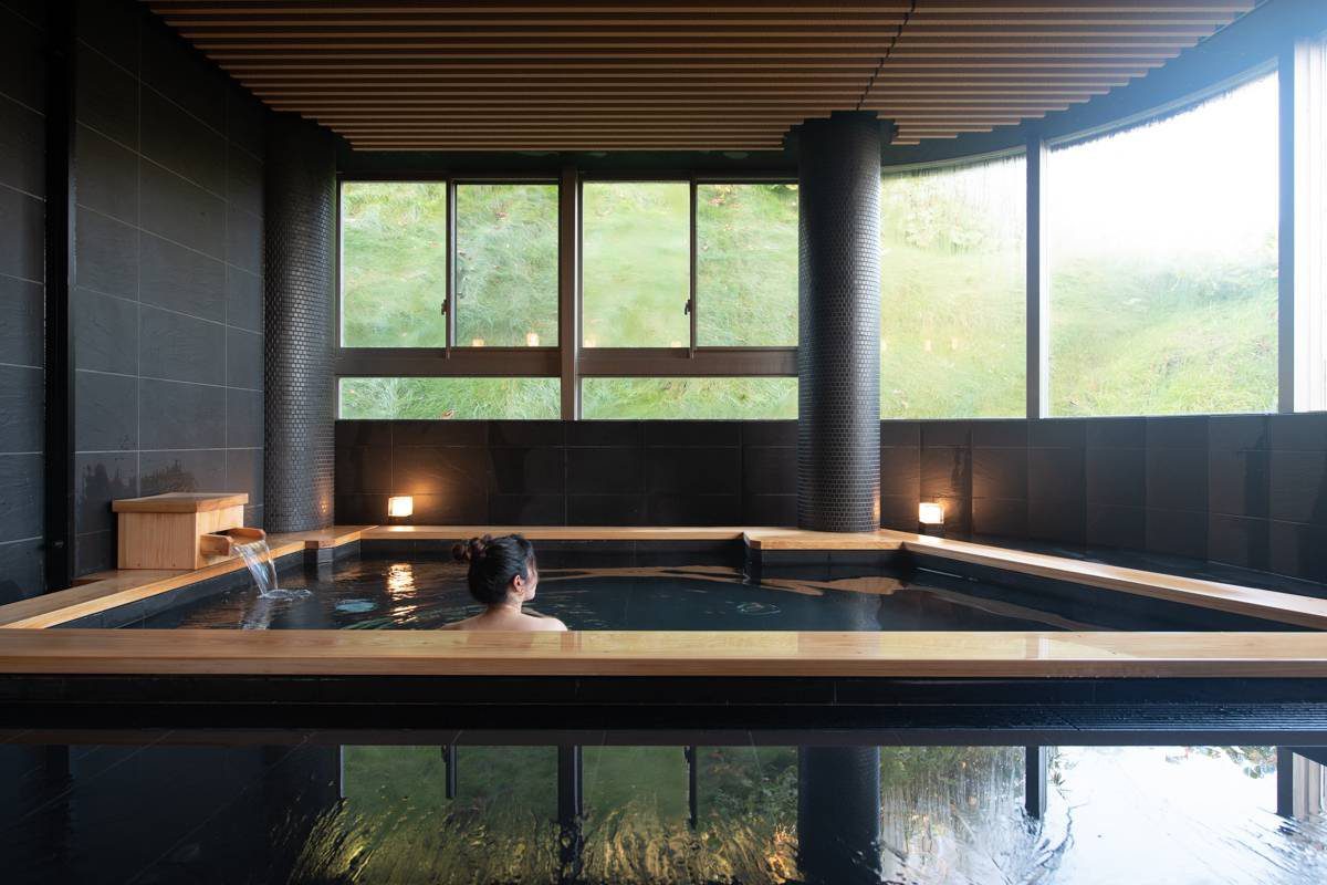 二世古 Skye Niseko 大窗外是綠樹的室內溫泉浴池