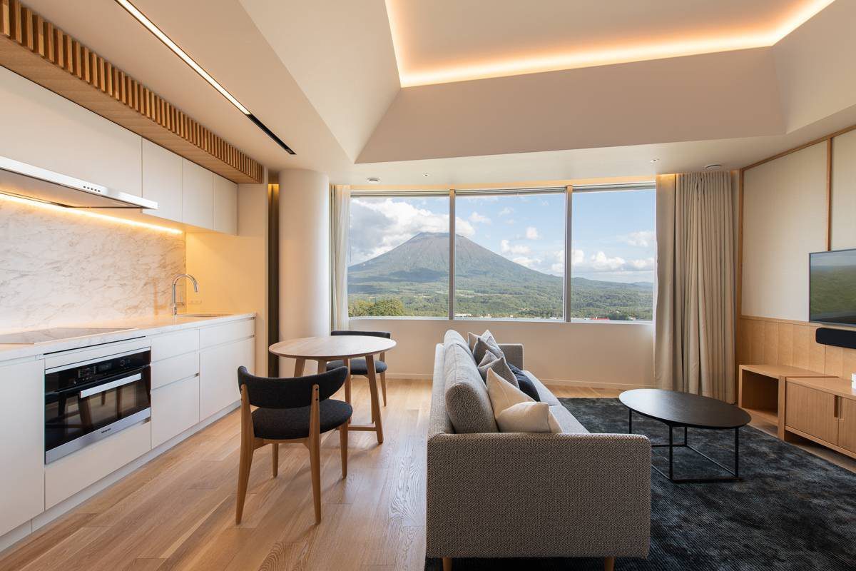 二世古 Skye Niseko Studio 的廚房、沙發與窗外的羊蹄山