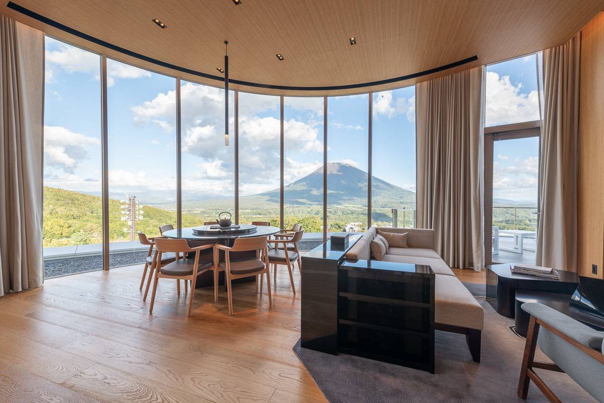 二世古 Skye Niseko Yotei South 閣樓弧形落地窗外的羊蹄山