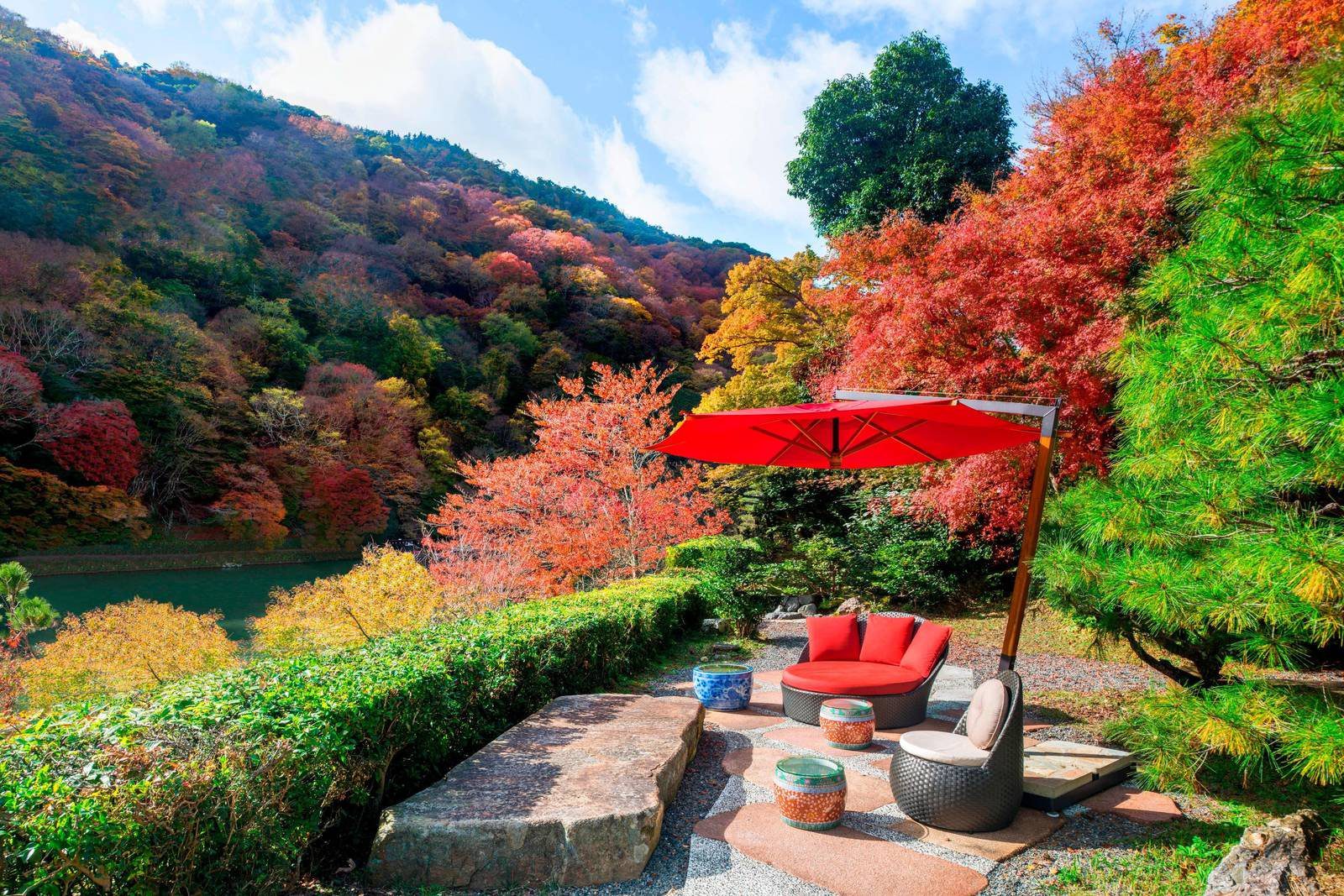 京都翠嵐豪華精選酒店 秋季紅葉、紅傘座席與庭園外的保津川