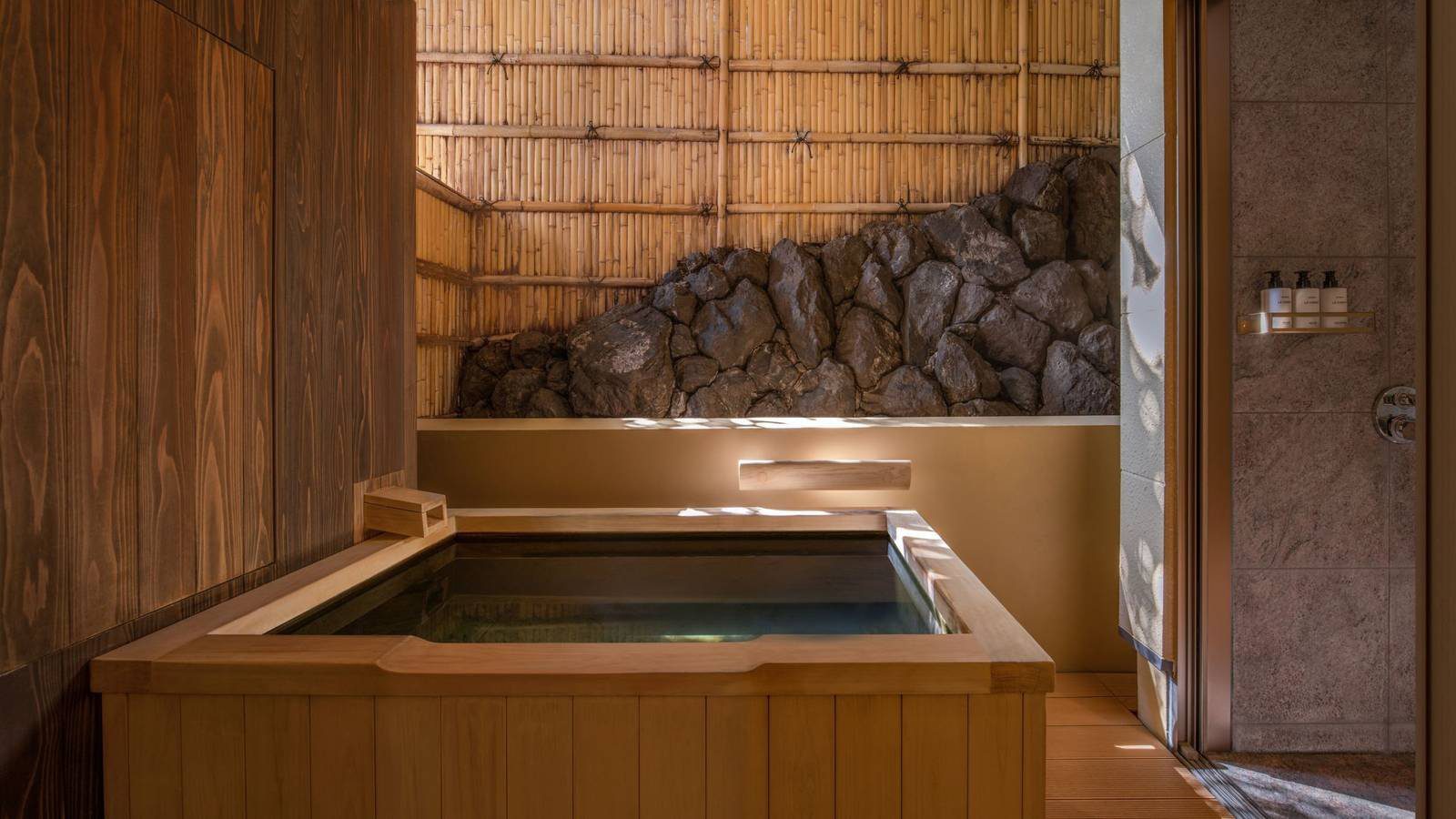 京都翠嵐豪華精選酒店 客房的木造溫泉浴池與石牆