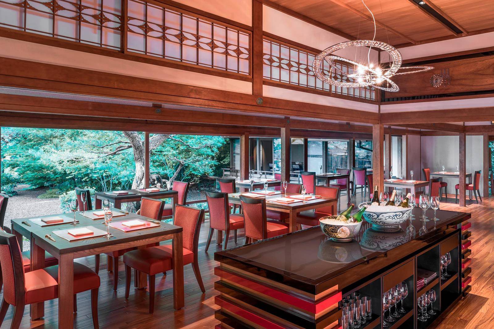 京都翠嵐豪華精選酒店 京翠嵐餐廳明治建築的挑高室內與庭園窗景