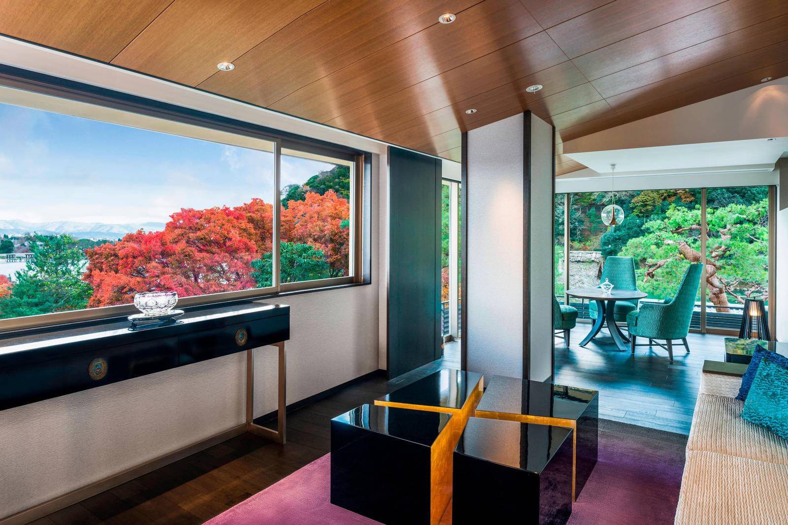 京都翠嵐豪華精選酒店 Presidential Corner Suite 的大窗與嵐山紅葉