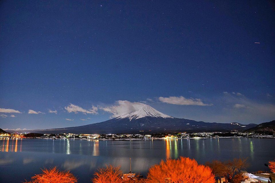 湖畔別邸 千一景 客房陽台望出去的河口湖與富士山夜景