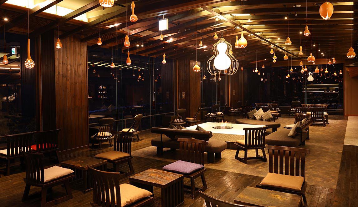 TAOYA 川治掛著葫蘆燈的 Lounge 夜景