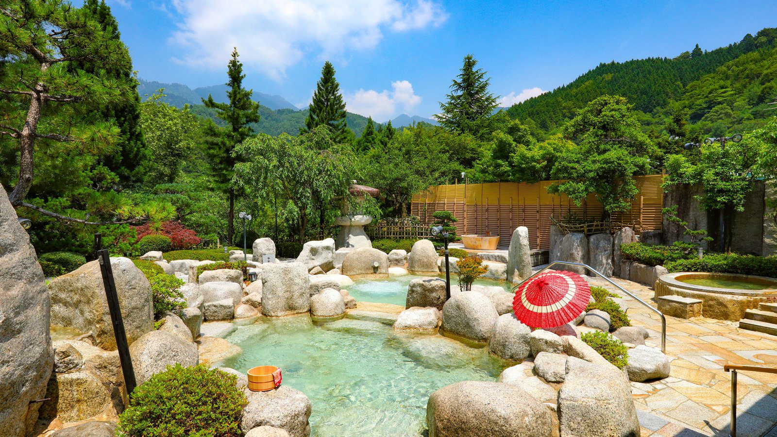 南木曾溫泉 TAOYA 木曾路 紅傘點綴的庭園露天風呂「滿天之湯」