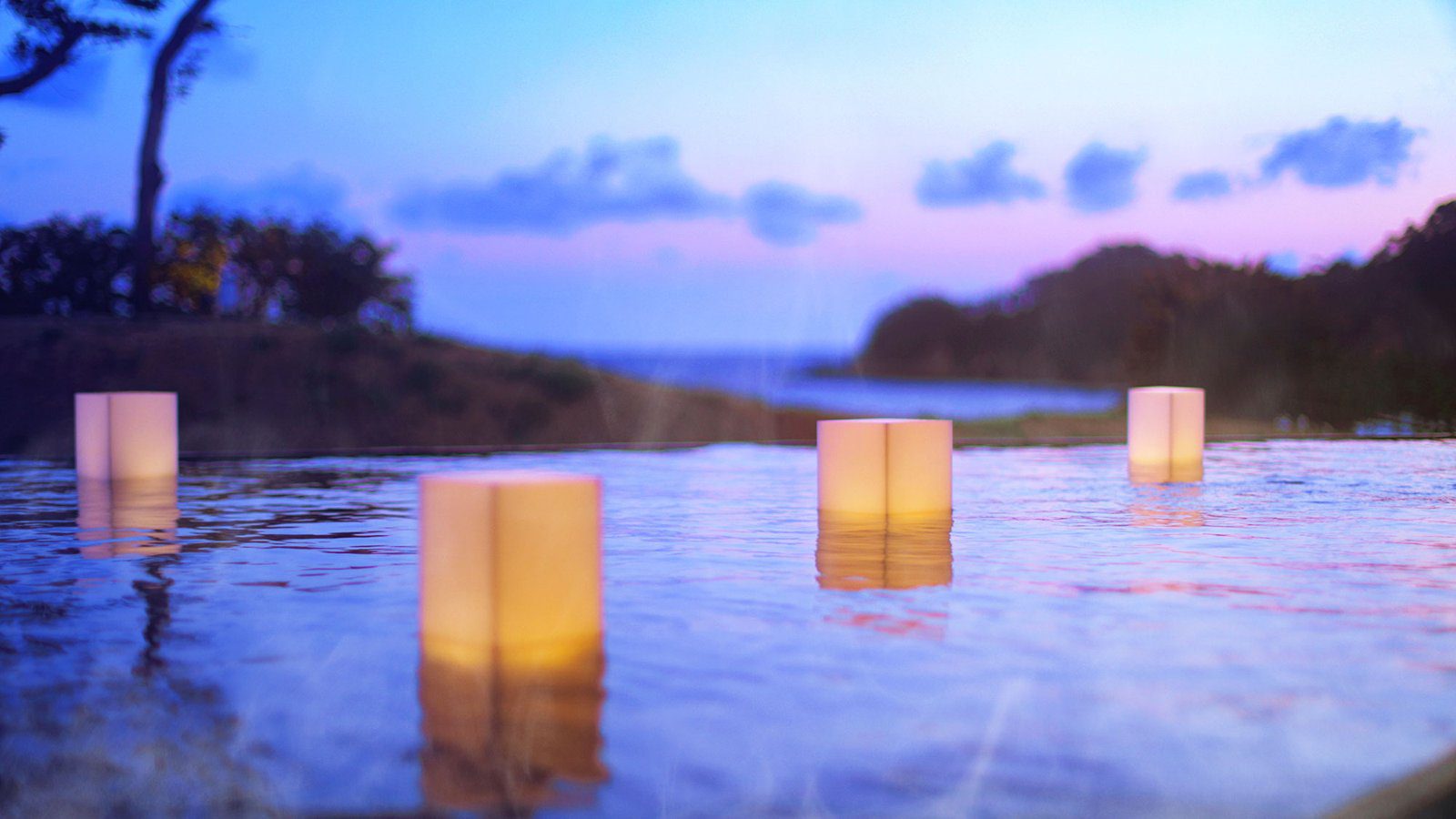 鳥羽浦村 TAOYA 志摩 黃昏時在水盤上亮起的燈柱