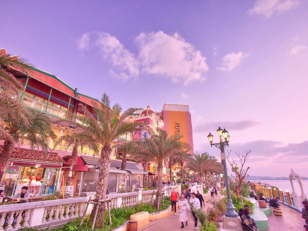 The Beach Tower 沖繩 黃昏時的美國村海濱步道與商店