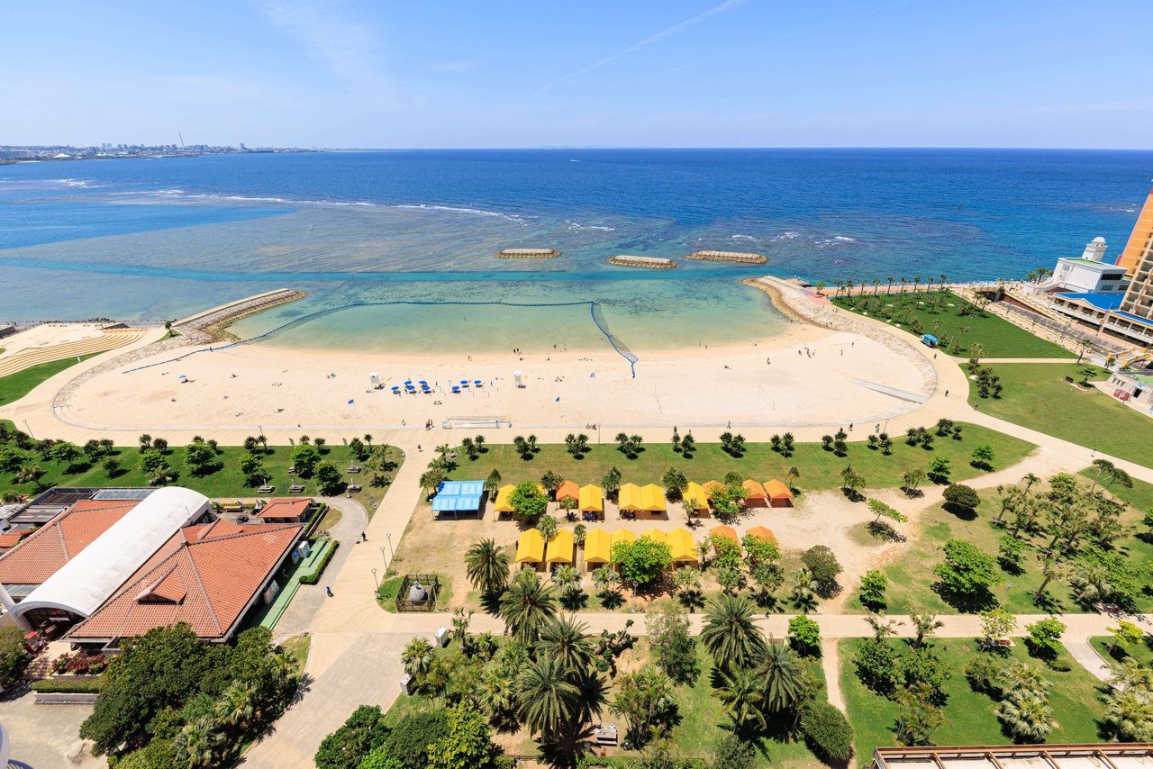The Beach Tower 沖繩 北谷公園日落海灘與綠地空拍