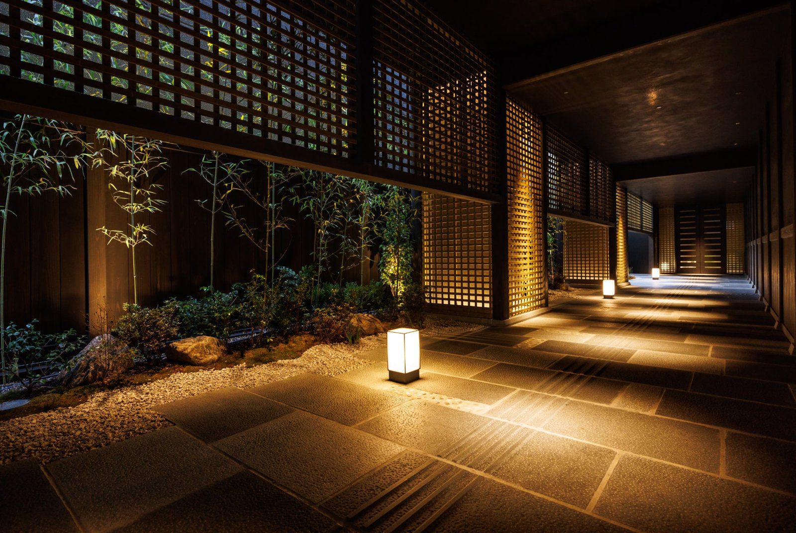 THE BLOSSOM KYOTO 正門通往櫃檯的通り庭石板步道