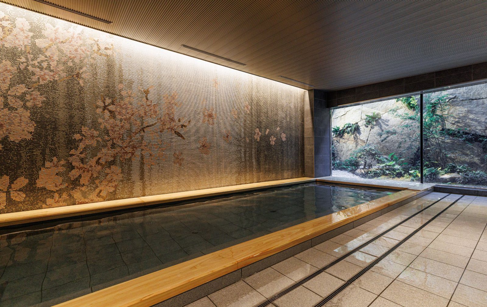 THE BLOSSOM KYOTO 女性大浴場櫻花馬賽克壁面與坪庭